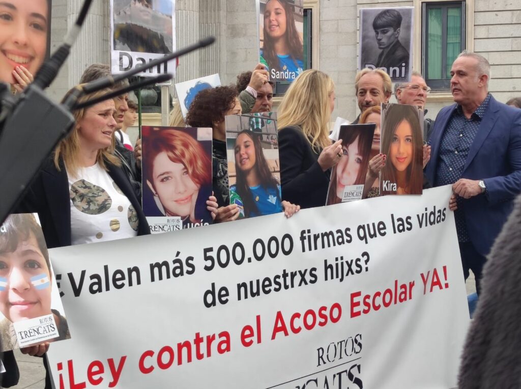 6/11 יום המאבק הבינלאומי לאלימות ובריונות, הפגנה שנערכה מול בית הפרלמנט במדריד (צילום: מיכל גרינברג כורך)