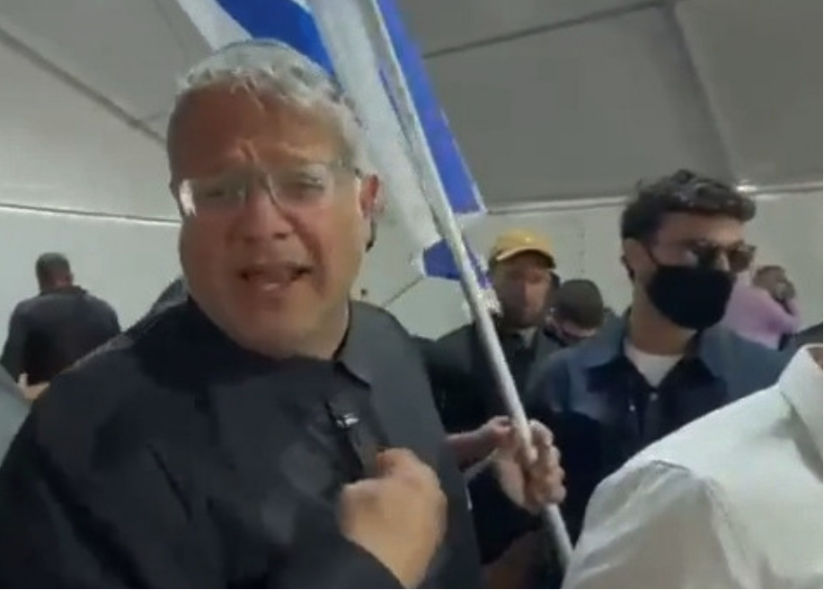 בן גביר, עם עצורי המשט (צילום מסך מהסרטון שפורסם בX, טוויטר לשעבר)